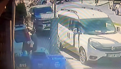 Kazaya sebebiyet verdi, yaralı sürücüyü bırakıp kaçtı