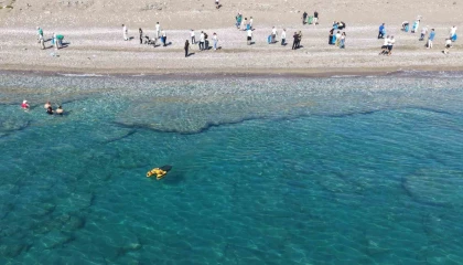 Kemerde deniz ve sahilde aynı anda temizlik