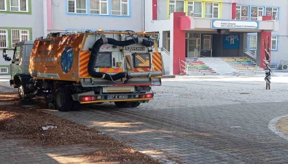 Kemerde okul bahçelerinde yeni eğitim yılı öncesi temizlik çalışması