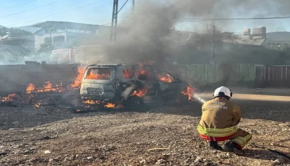 Kırıkhanda hafif ticari araç alevlere teslim oldu