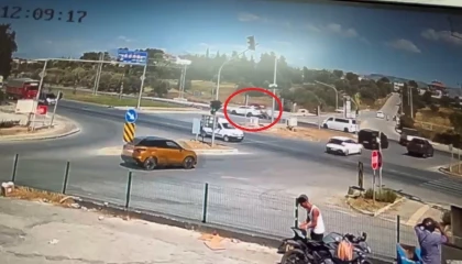 Kırmızı ışıkta geçen araca motosikletin çarpma anı kamerada: 2 yaralı