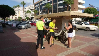Kırmızı ışıkta motosikletle bekleyen turistler bir anda kaldırıma çıktı, büfeye çarpıp yere savruldu