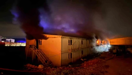 Konteyner yangınında 5 kişi dumandan etkilendi