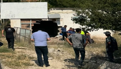 Kontrolden çıkan otomobil yol kenarında bulunan depoya girdi