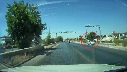 Kontrolsüz şekilde tali yola dönen otomobile arkadan gelen motosiklet çarptı