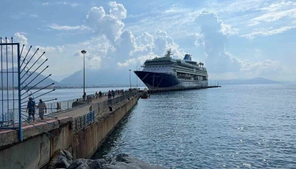 Lüks kruvaziyer bin 765 turist ile Alanya iskelesine demir attı