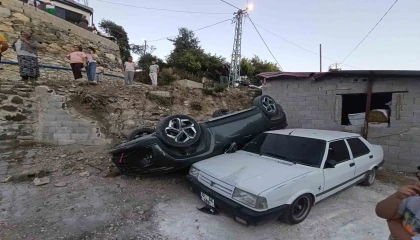Mahalleliyi korkutan yokuşta 3 ayda 2 araç evin bahçesine uçtu
