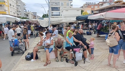 Manavgat semt pazarına turist akını esnafın yüzünü güldürdü