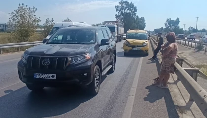 Manavgatta 3 araçlı zincirleme kaza, trafikte uzun araç kuyruğuna neden oldu