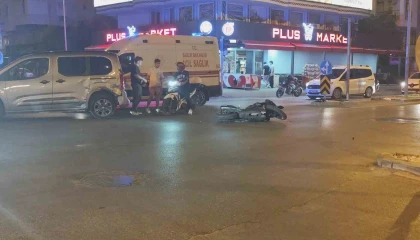 Manavgatta hafif ticari araç ile çarpışan motosikletli yaralandı