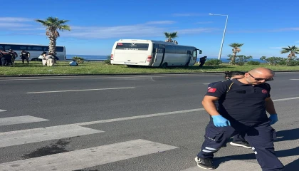 Manavgatta tur otobüsü minibüsle çarpıştı: 3 yaralı