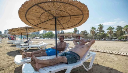 Mersinde emekliler deniz ve güneşin tadını çıkardı