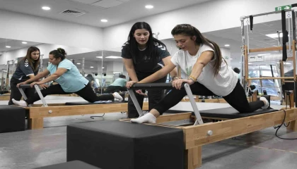 Mersinde kadınlar ücretsiz pilates kursunda hem spor yapıyor hem sosyalleşiyor