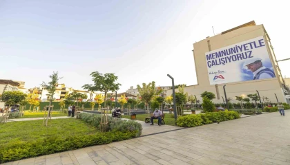 Mersinde Kırmızı Lacivert Kent Meydanı çarşıya nefes aldırdı