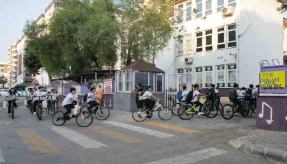 Mersinde öğrenciler okula pedal çevirerek gitti