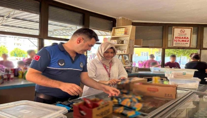 Mersinde okul kantinlerine denetim: Tarihi geçmiş ürünler imha edildi