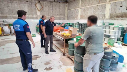 Mersinde sağlıksız şartlarda üretilen tonlarca turşuya el konuldu