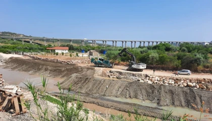 Mersinde sel ve taşkın riskine karşı dere ıslahı çalışmaları sürüyor