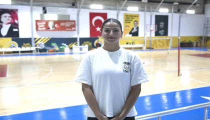 Mersinde voleybol kursunda keşfedildi, milli takıma kadar yükseldi