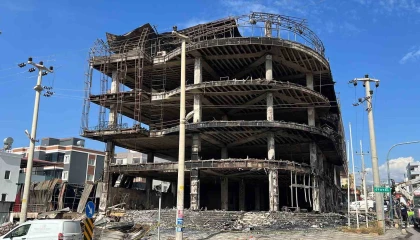 Mersindeki mobilya mağazası küle döndü, soğutma çalışması sabaha kadar sürdü