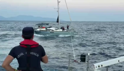 Motoru arızalanıp sürüklenen teknedeki İsrail uyruklu 2 kişiyi Sahil Güvenlik ekipleri kurtardı