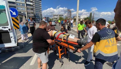 Motosiklet kavşakta dönüş yapan otomobille çarpıştı: 2 yaralı