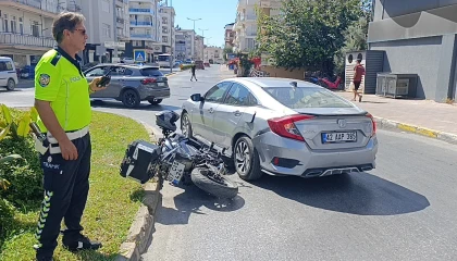 Motosiklet otomobile yandan çarptı: 1 yaralı