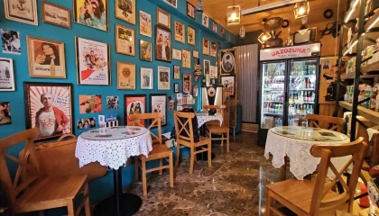 Müşterilerini 40 yıl öncesine götüren nostalji kafe, 85 farklı yöresel gazozuyla geçmişi günümüze getiriyor