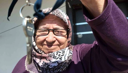 Mutluluğun fotoğrafı: Ömrü çatmada geçti, 69 yaşında evi oldu