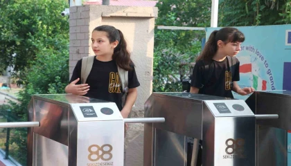 Öğrenci okula giriyor, velinin telefonuna bildirim gidiyor