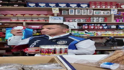 Okul çevresindeki iş yerinde son kullanma tarihi geçmiş ürün satan marketçi kendini yeni bitmiş diyerek savundu