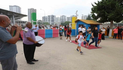 Okula başlayan öğrenciler kırmızı halı ve davul zurnayla karşılandı