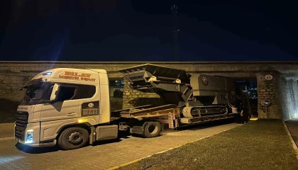 Osmaniyede taş kırma makinesi yüklü tır köprüye sıkıştı