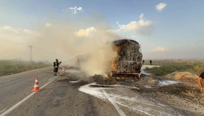 Osmaniyede anız yangını seyir halindeki saman yüklü tıra sıçradı