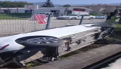 Osmaniyede çarpışan otomobillerden biri kanala düştü