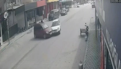 Osmaniyede iki otomobilin çarpıştığı kaza kamerada: 2 yaralı