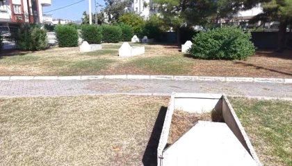 Osmaniyede parkın ortasındaki mezar taşları dikkat çekiyor