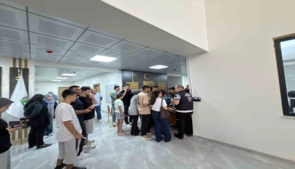 Osmaniyede üniversiteyi kazanan gençlere valiz ve havlu desteği