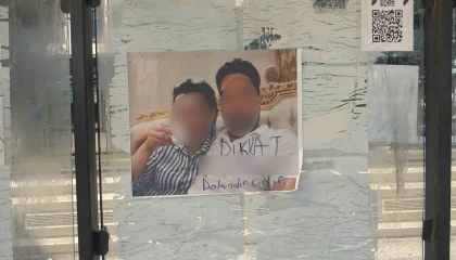 Otobüs durağına asılan Dikkat, dolandırıcıdır yazılı fotoğraf karesi görenleri şaşırttı