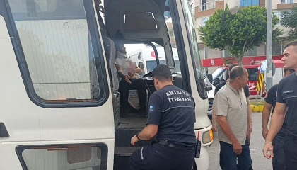 Otobüs ile otomobil çarpıştı: 2 yaralı