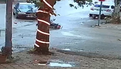 Otomobil ile motosikletin çarpışma anı güvenlik kamerasında