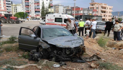 Otomobiller kavşakta çarpıştı: 4 yaralı