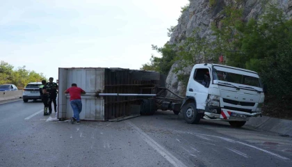 Pelet yüklü kamyon bariyerlere çarptı, kasası devrildi: 1 yaralı