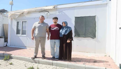 Perdeyle ikiye bölünen 18 metrekarelik konteynerde ders çalışarak tıp fakültesini kazanan depremzede Hasanın hayali gerçeğe döndü