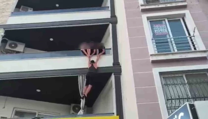 Polisin baskın yaptığı evin balkonundan kaçmaya çalışan uyuşturucu tacirinin o anları kamerada