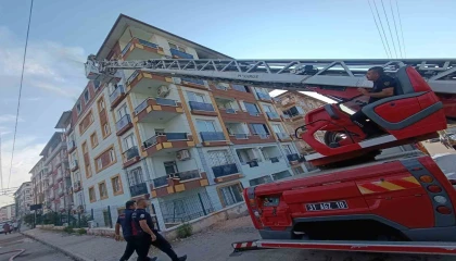 Prizden çıkan yangında 5 kişilik ailenin yaşadığı ev alevlere teslim oldu