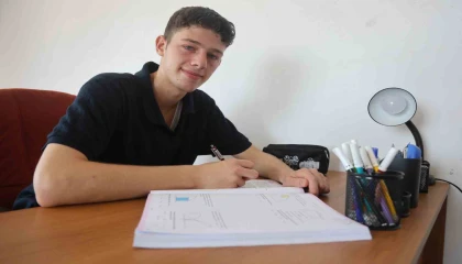 Savaşın ve depremin pes ettiremediği Suriyeli Münir, 3 kardeşiyle paylaştığı odada günde 6 saat ders çalışarak tıp fakültesini kazandı