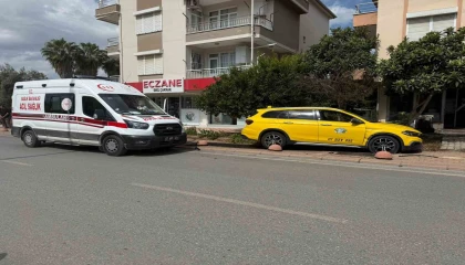 Serikte taksi ile hafif ticari araç çarpıştı, mahalleli kavşağa önlem alınmasını istedi