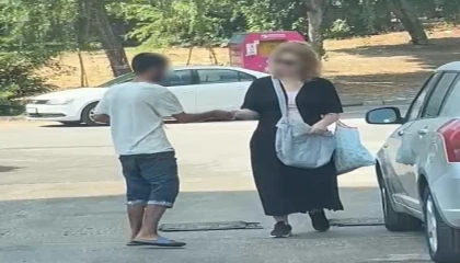 Sokak ortasında uçucu madde kullandı, kadının yolunu kesip para istedi