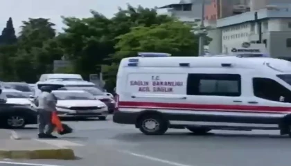 Süpürgeyi bıraktı, üzerinden çıkardığı yeleğini can kurtarmak için salladı